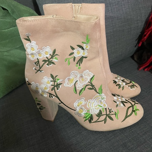 🌿Spring is here FOREVER 21 EMBROIDERED BOOTIES - Picture 3 of 3